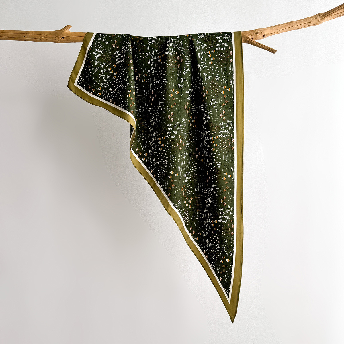 Scarf Silk Square - Kwadratowa apaszka damska z kwiatowym nadrukiem,