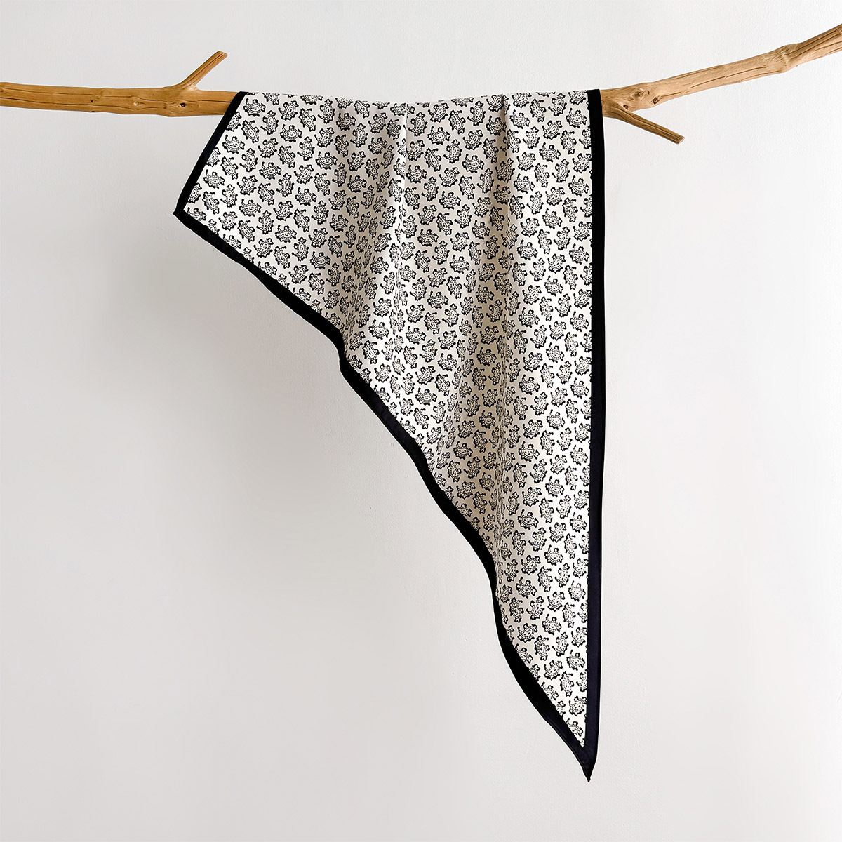 Kwadratowa apaszka damska z kw – Scarf Silk Square recenzja i cena