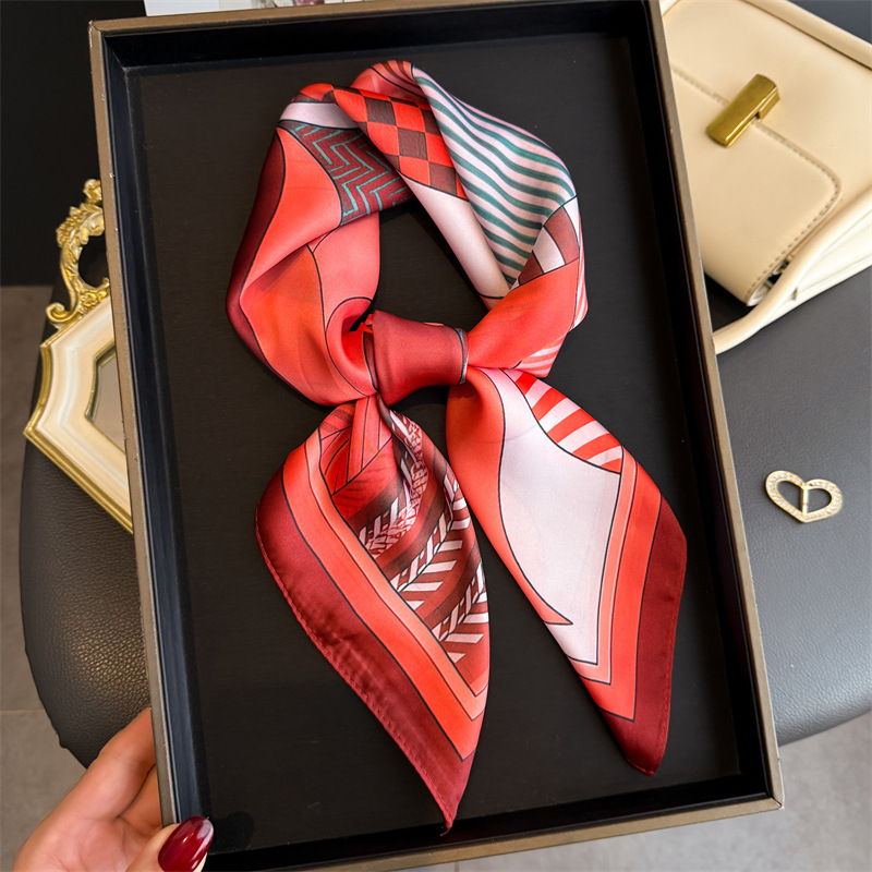 Jedwabne apaszki damskie z now – Silk Neck Scarf recenzja i cena