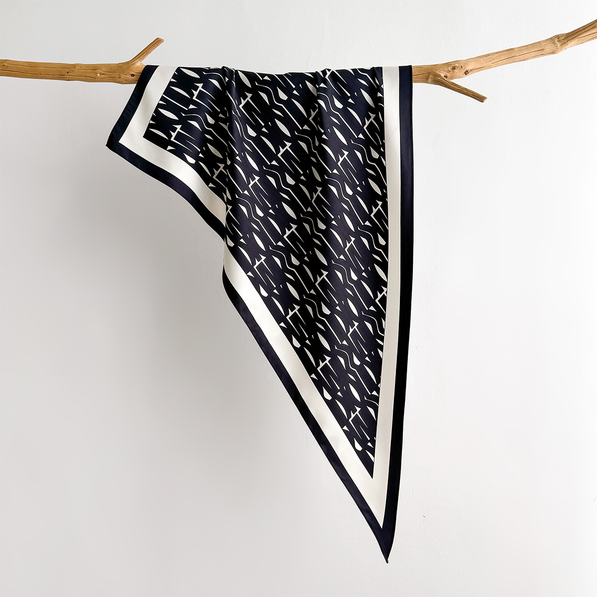 Wiosenna kwadratowa chusta z n – Scarf Silk Square recenzja i cena